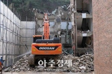 포항지진으로 전파 판정 받은 대동빌라 철거 