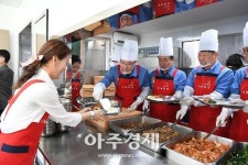 (사)제철복지회 제철소급식소 | 광양제철소 임원들 무료급식 봉사활동
