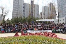 청라총연, 한국건강관리협회와 협약 맺고 주민 6백여 명 함께 수변공원 초화 식재 