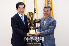 [포토] 입장상 트로피 든 안병용 의정부시장 