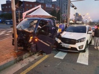 [포토뉴스]인천시 계양구 작전역 사거리에서 1톤트럭과 SUV차량 충돌 