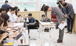 [포토] 고개숙인 참좋은 여행사  