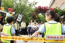 유은혜 부총리, 인천 박문초에서 어린이 재난안전훈련 참여 