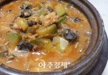 [음식 속 이야기] 한국 대표하는 토종음식 우렁이된장찌개 