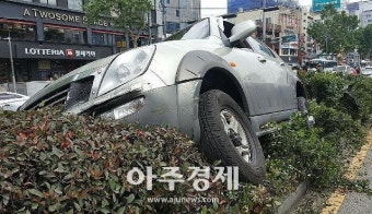 '아침에 졸음운전?'···부산역 앞 중앙분리대 들이받은 60대 운전자