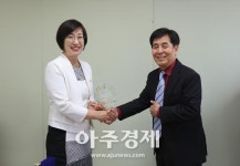 안양시의회 박정옥 위원장 지역사회 발전 기여 감사패 받아 