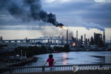 [국제유가] 美동부 최대 정유시설 대형화재 발생...국제유가 상승 WTI 0.61%↑ 