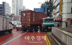 부산서 트레일러 빗길에 전봇대 꽝…피하려던 차량 3대 연쇄 충돌 