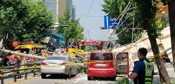 [속보] 신사역, 인근 건물 외벽 무너져…네티즌 