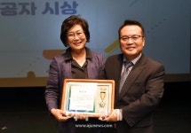 [포토] 표창장 수여하는 홍귀선 의정부시 부시장 