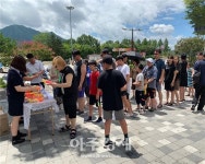 도로공사 거창휴게소(광주방향)서 피서 선물 장사진 진풍경 