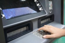 사라지는 ATM…살아남는 방법은 변화 