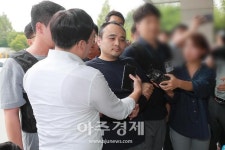 [포토] 경찰과 취재진에 둘러싸인 장대호 