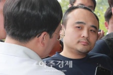 [포토] 기자 노려보는 한강 토막살인범 장대호 