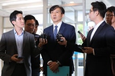 [황호택 칼럼] 조국 역풍 뚫기, 정권 부담 너무 크다 