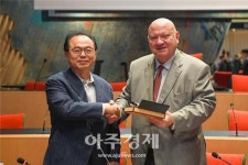 유럽 순방 오거돈 부산시장, 파리 도시재생 성공지역 시찰