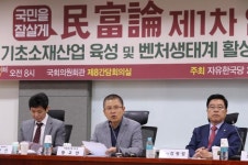 황교안, 원주 동화공단서 3번째 민부론 세일즈