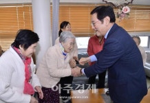이용섭 시장 양로원 찾아 어르신들 살펴