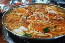 [푸드테크 스캔 백년맛집] ㉖금강보글보글섞어찌개… 다양한 재료 넣고 자작자작