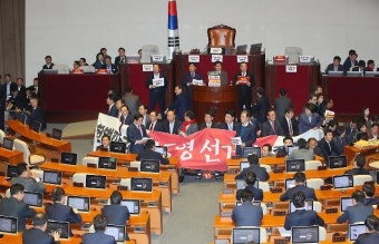 한국당, 본회의장 연단 앞 현수막 농성…본회의 개의 지연 중