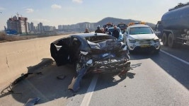 [포토뉴스]제2경인고속도로 학익 JC 인근서 4중 추돌사고 발생…5명부상