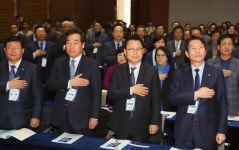 [황호택 칼럼] 민주당의 오만, 2016 박근혜 닮아가나