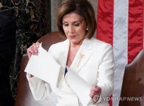 [오늘의 세계 사진]탄핵 최종 표결 하루 앞두고 팽팽한 팰로시-트럼프