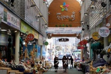 [기수정의 여행미학] 고소한 전병·쫄깃한 국수…강원 전통시장 味담