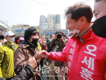 [포토] 시민들과 주먹인사 나누는 오세훈 후보