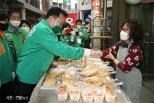 [4.15 총선] 주먹 인사는 필수 손학규, 대구 와룡시장 방문