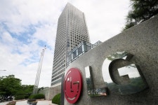 [단독] 사라지는 영화관 은막… LG전자도 극장용 디지털 스크린 만든다