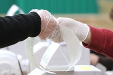 무효표 만들려고... 비닐장갑 투표 황당 음모론 확산