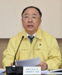 홍남기 5월 중 소상공인에 10조원 금융지원...원격진료 규제 혁파