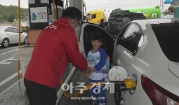 어린이 품에 색연필·스케치북 한아름 안긴 고속道 주유소…오늘은 어린이날
