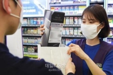 재난지원금 덕 편의점 배달·와인 주문 쑥쑥