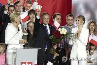 폴란드 대선 박빙..출구조사서 두다 대통령 소폭 앞서