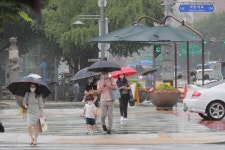 무더위 예보 무색하게 만든 폭우…기상청 오보, 기후변화가 원인?