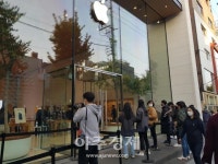 [현장] 기다렸어요, 아이폰12…코로나19로 없어진 밤샘 줄서기