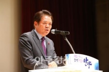 최대호 시장, 삼봉천 복원 노력한 공직자 등과 기쁨 함께한다