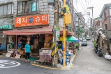 확진자 늘어나는데... 기생충 촬영지 돼지슈퍼서 과제한 대학생들