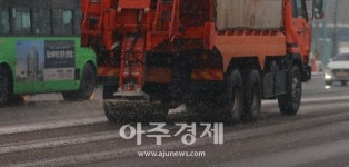 [포토] 서울 폭설에 바빠진 제설차량