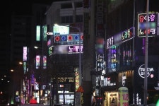[포토] 영업금지 항의 불 밝힌 유흥주점