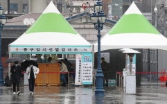 [상보] [코로나19] 신규확진 398명, 사흘만에 400명 아래…오늘 거리두기 개편 초안 공개