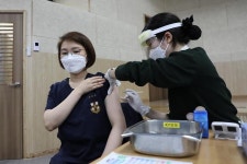 軍 1호 백신접종자는 박은경 국군양주병원 선임간호장교