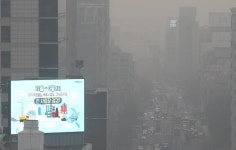 [슬라이드 뉴스] 미친 하늘...미세먼지로 답답한 도심