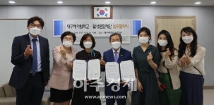 김문오 대구 달성군수···유물 기증 줄이어 “행복한 비명”