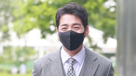 [영상] 기자들 칭찬에 쑥쓰러워하는 박군 (더트롯쇼 출근길)