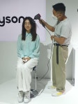 플라이어웨이잰 | [르포] 다이슨 ‘플라이 어웨이 노즐’ 써보니…“부스스한 머리카락, 윤기 있게 찰랑”
