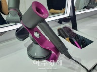 플라이어웨이잰 | [르포] 다이슨 ‘플라이 어웨이 노즐’ 써보니…“부스스한 머리카락, 윤기 있게 찰랑”