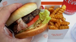 [아주 돋보기] 토스트 외길 이삭이 만든 수제버거, 직접 먹어보니